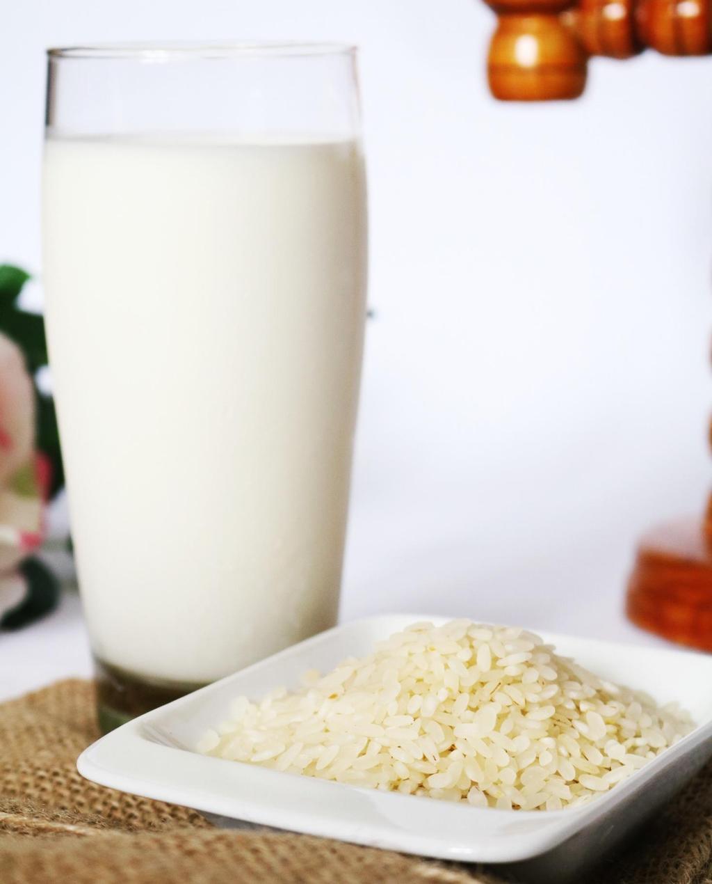 Оризово мляко Оризовото мляко е отличен заместител на обикновеното краве мляко в дните на пости. Не е маслено и така може да се използва и за приготвяне на различни ястия и десерти.