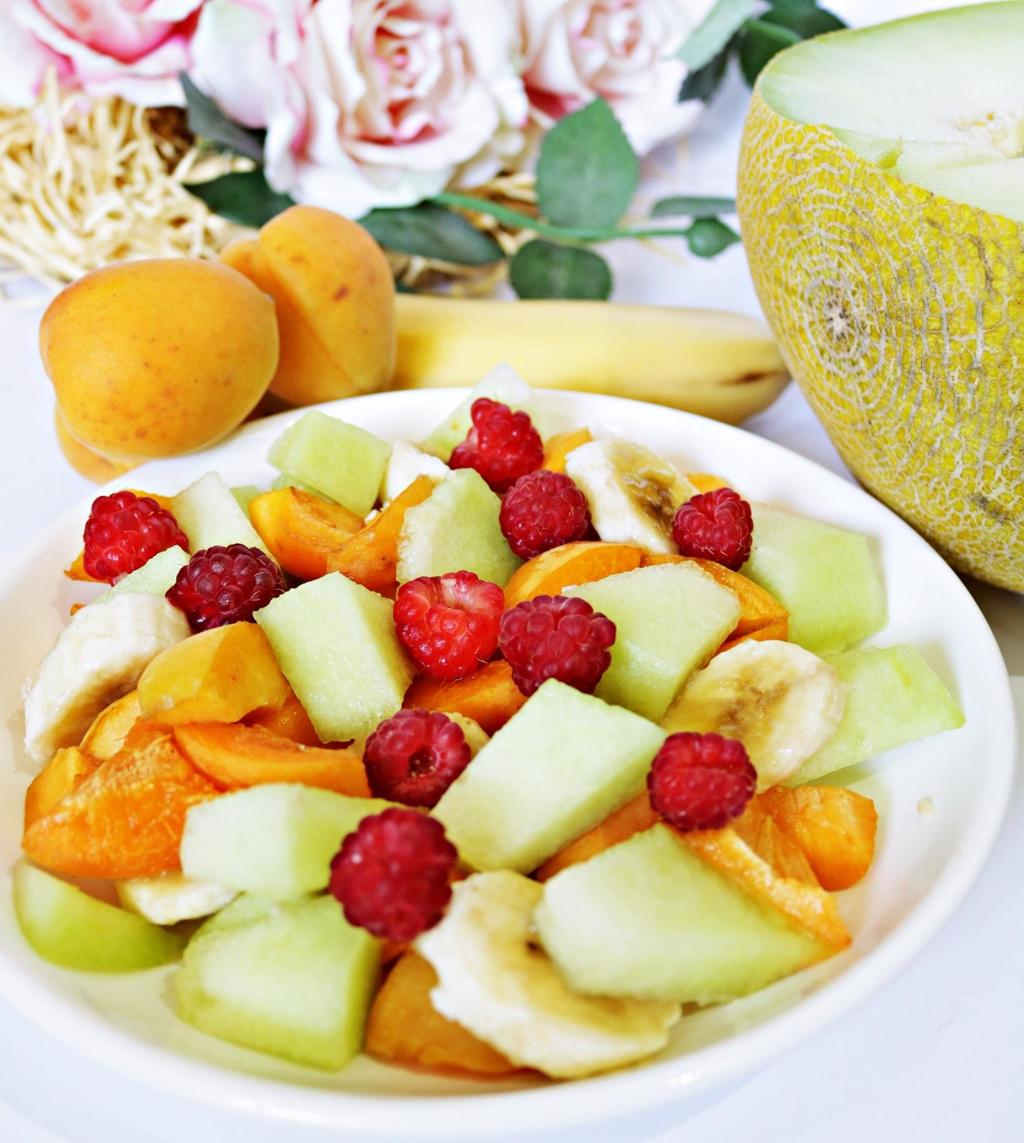 ПЛОДОВА САЛАТА Плодовата салата в класическия си вариант представлява микс от плодове, сервирани в чиния.