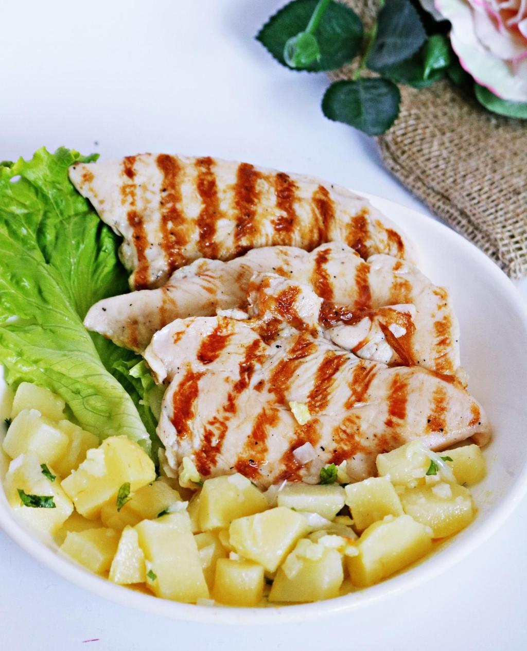 Пилешко филе с картофена салата Картофите са с високо съдържание на въглехидрати. Не прекалявайте с количеството. Необходими продукти: 300 гр. пилешко филе 100 гр.