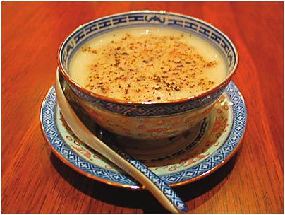 nnn 10. Супа от гъби 500 грама култивирани гъби 2 супени лъжици краве масло 4 супени лъжици брашно 1 литър студена вода 1,5 чаши прясно мляко Измийте и нарежете гъбите на ситно.