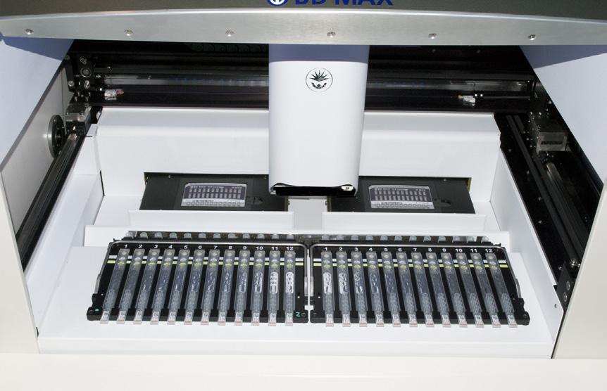 Поставете необходимия брой касета/и BD MAX PCR в системата BD MAX (направете справка с Фигура 2): Всяка касета BD MAX PCR служи за 1 изпълнение на до 12 проби.