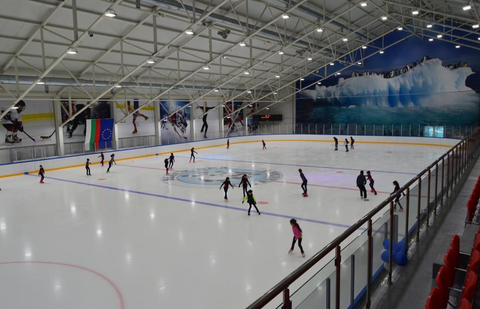 Залата, в която се намира ледената пързалка е оборудвана с професионално осветление със специални ефекти, с цялото необходимо оборудване за провеждане на хокейни мачове, спортно табло и система за