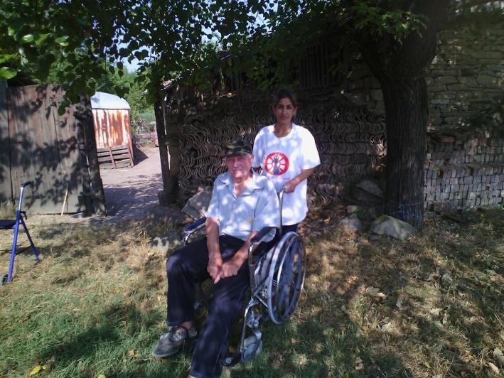 Добри практики * Център Амалипе дари инвалидна количка на дядо Радко от с. Благоево, община Стражица.
