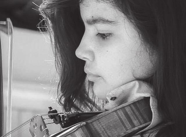 БЛИЦ С КРИСТИНА Младата цигуларка Кристина Георгиева е ученичка на Евгени Николов.