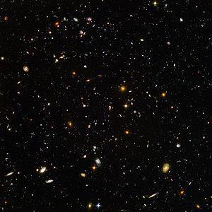 симетрия между материята и антиматерията, поради което Вселената всъщност не би трябвало да съществува. 41 в) Какво говорят данните от наблюденията? Снимка, направена с телескопа Хъбъл през 2009 г.