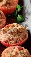 Поръсете галетата върху доматите и ги печете около 1 час във фурна 180 градуса, загрята отдолу и отгоре, докато омекнат.