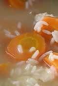 дългозърнест ориз 4 моркова, почистени и нарязани на кръгчета 1 клонче целина 1 голям кромид, нарязан по средата 1 дафинов лист 2 яйца Сок от 2 лимона Сол 6 ПОРЦИИ В тенджера с 2 литра вода сварете