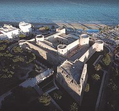 Figura 1 - Viste aeree del Castello di Manfredonia. i primi e più noti, l ingegnere Abatino ha esaminato con molta perizia le diverse strutture della fortezza in esame (Abatino, G.