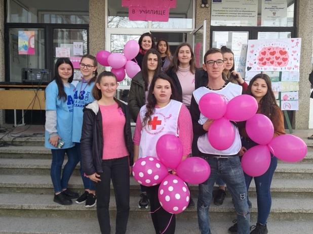 Участниците в инициативата се обличат в розово, за да символизират своята активна позиция срещу насилието сред връстници в училищна среда.