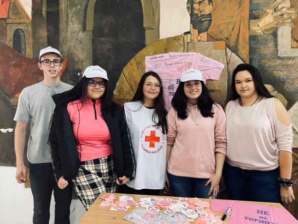 Ямбол По повод Деня на розовата фланелка доброволците на БМЧК-Ямбол изготвиха постери с мотото на кампанията Всеки е различен, не бъди критичен!, които разлепиха в училищата в града.