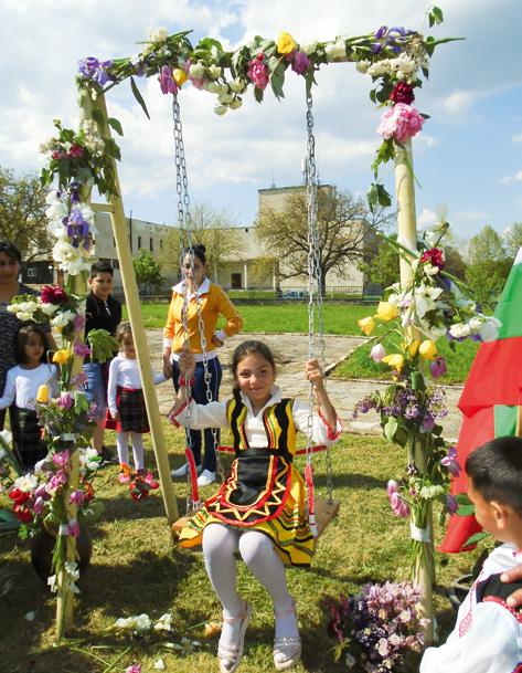Гергьовденска люлка весели децата от ДГ - Цонево И тази година в ДГ Пролет - с Цонево, тържествено отбелязахме народния празник Гергьовден.