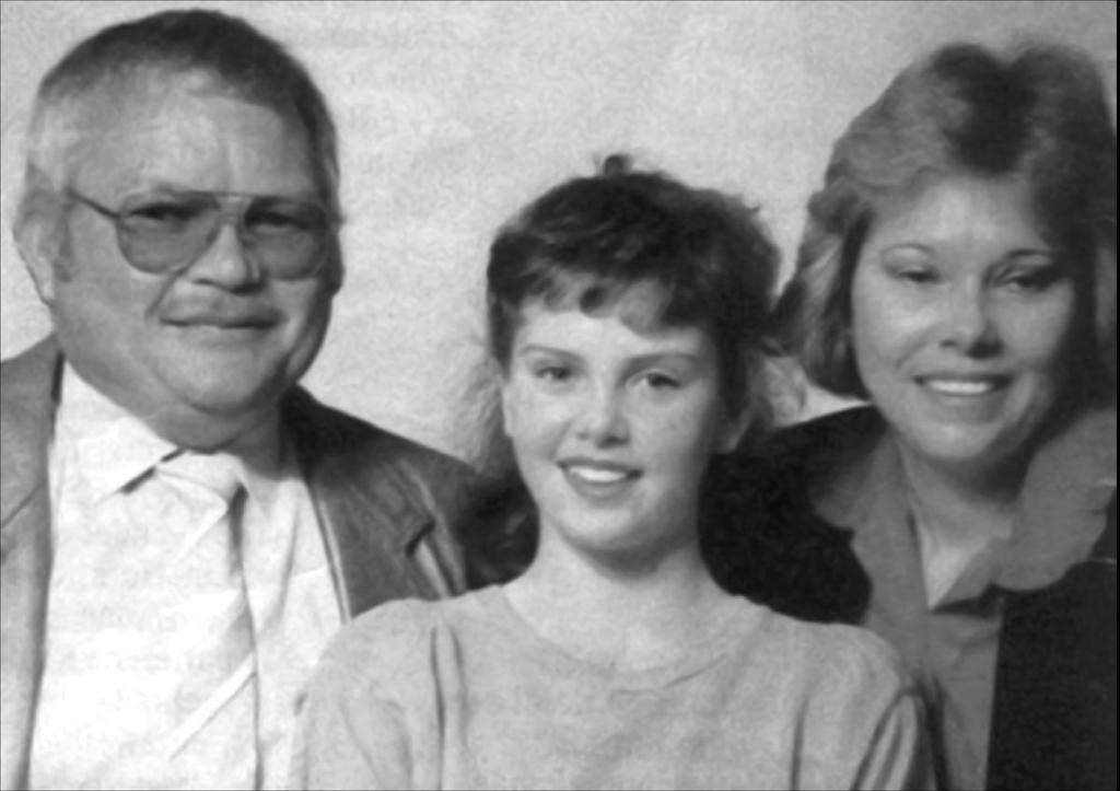 6 Шарлиз Терон с родителите си. 80-те години на XX в.