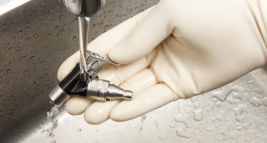 Грижи и поддръжка Почистване и дезинфекция Инструкции за ръчно почистване Следвайте инструкциите за употреба на производителя на ензимния почистващ препарат