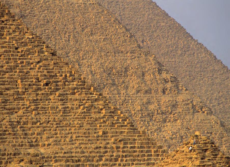 Пирамидите в Гиза 23 Подреждане В някои теории се обсъжда фактът, че трите пирамиди са подредени като планетите Сатурн, Венера и Меркурий или Пояса на Орион.