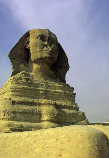5 конструкциите, привличащи най-голямо внимание, са пирамидите и Сфинксът огромна статуя с тяло на лъв и (както се предполага) главата на Хефрен, която стои