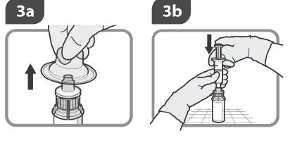 Стъпка 3 3a Отстранете протектора на адаптора от адаптора на флакона и го изхвърлете. 3b Завийте спринцовката в адаптора на флакона.