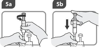 Стъпка 5 5a Обърнете инфузионния сак и завийте спринцовката в синия порт. 5b Изпразнете съдържанието на спринцовката в сака. Отстранете спринцовката. Внимателно смесете съдържанието на сака.