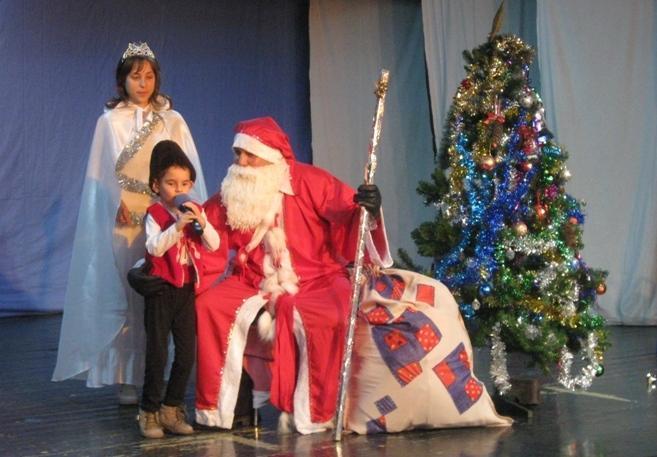 С празник изпратихме и края на годината на 11 декември, с празнична програма посрещнахме Дядо Коледа в Младежкия дом във