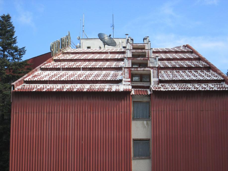 Покрив тип 6 топъл скатен покрив на хотелската част ( блок 4 и 5 ). Изпълнен е с вътрешна мазилка, стоманобетонна плоча, топлоизолация съществуваща и покривно покритие от LT ламарина.