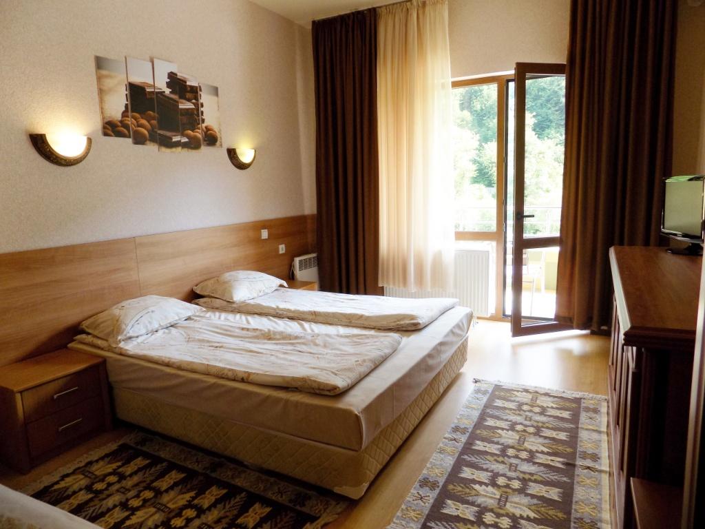 ЛИЛАВА СТАЯ - 2бр Спалня + единично легло Лилавият цвят е любим на много хора, защото се смята, че има положително въздействие и силна позитивна енергия.
