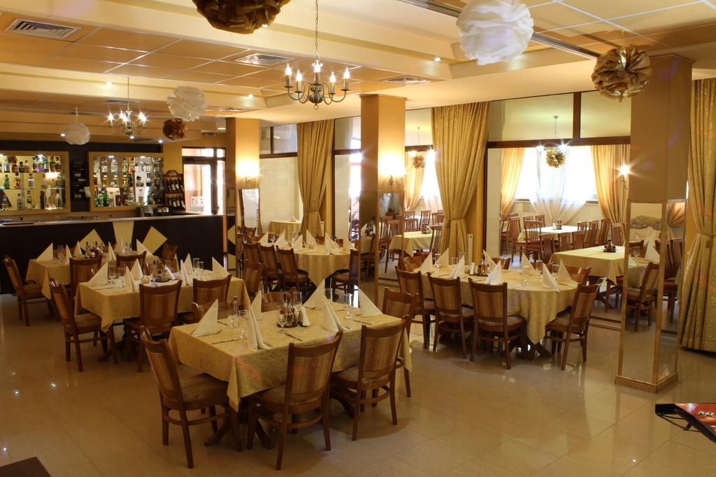 На разположение на гостите на Хотел "Еница" е ресторанта на комплекса разполагащ с капацитет от 160 места на закрито и тераса с 50 места.