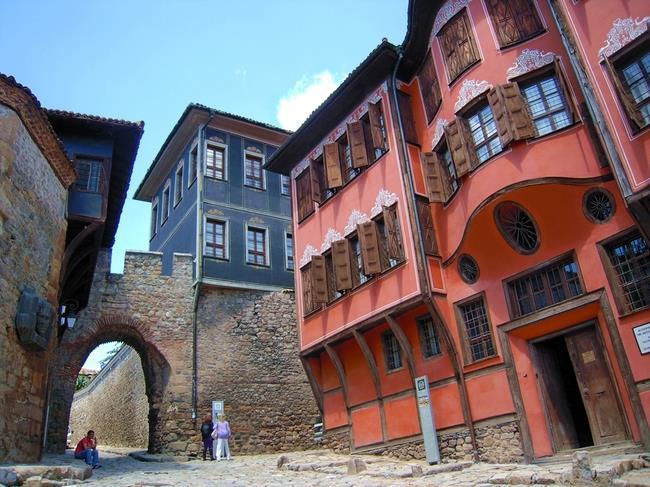 За Пловдив Най-старият жив град на Европа, оцелял осем хилядолетия срещу ветровете на времето, побратимил цивилизации,