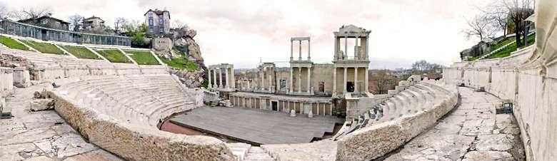 Античен театър Пловдив Античният театър е разположен между двата хълма Джамбаз тепе и Таксим тепе.