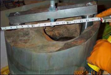 На фиг. 1 е показан резултатът от корозионен процес при теч на топлоносител (борирана вода) от щуцер за орган на СУЗ на капака на реактора на АЕЦ Davis Besse, САЩ.