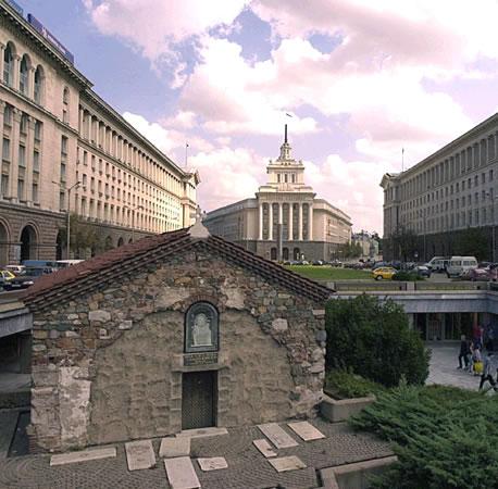 В България В България се очертават ярко типичните два полюса на урбанистичното развитие: от една страна малък брой големи градове агломерации с голяма концентрация на население,