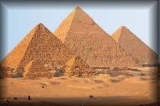Под Египетските пирамиди често се имат предвид само трите пирамиди на