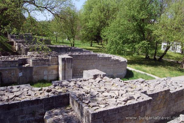 В античния град са открити бански комплекс, 2 трикорабни базилики, една от които е епископска, кръстокуполна църква, обществени и жилищни квартали и значителен брой