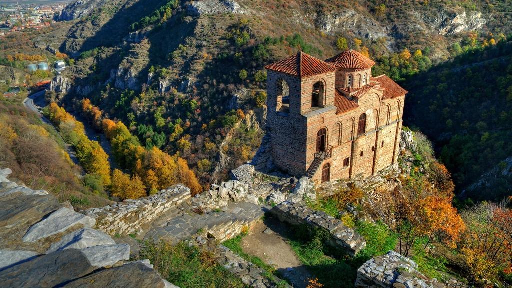 Асенова крепост сряда, 12 декември 2018 Асеновата крепост- емблема без доказване Тя е другото име на Асеновград.