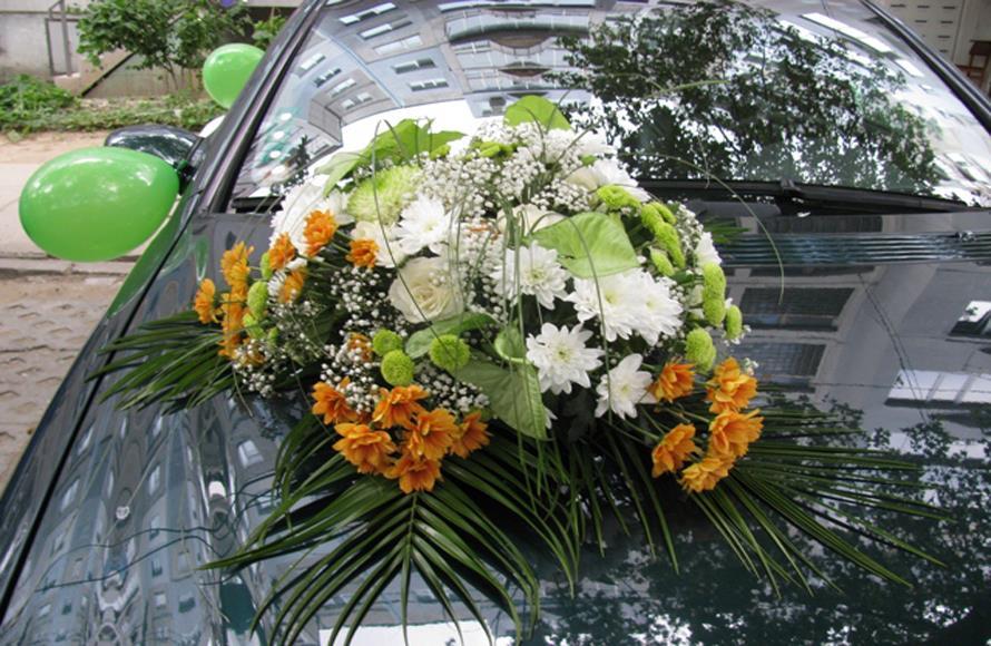 УКРАСА ЗА СВАТБЕН АВТОМОБИЛ Аранжировки от естествени цветя за сватбената лимузина
