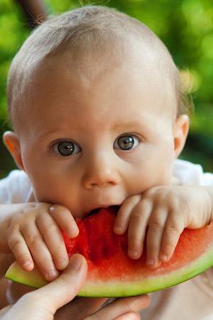 Примерна схема за хранене на детето през първата година Първи месец Кърмете детето 7 пъти през около 3 часа (напр. в 6,9,12,15,18,21 и 24 ч.).