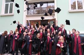 Днес в университета се обучават над 12 000 български и чуждестранни студенти, подготвяни от 300 високо квалифицирани преподаватели.