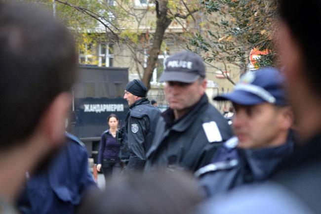 МВР постави собствета си централ града в София днес под невижда полицейска блокада няколко часа следобед, след като студенти и университетски преподаватели предприеха масово подаване сигли в приемта