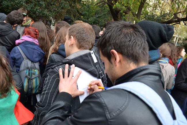 В сиглите студентите и преподавателите призовават министъра вътрешните работи Цветлин Йовчев да разпореди проверка, що при вчерашните ( 12 ноември 2013 г.