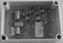 Код 80SC3M10123 Изходен модул MU100 Изходният модул MU100 представлява захранвано с батерии устройство, което позволява активирането, промяната на състоянието и деактивирането на електрическите