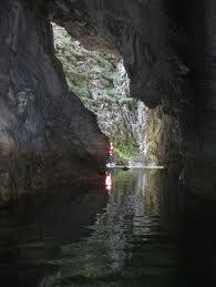 Името на пещерата идва от формата на бившия вход