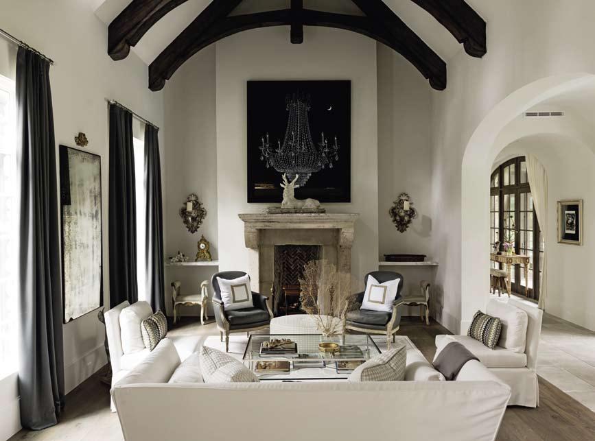 Стоплящите елементи в дневната са дъбовата подова настилка, откритите тавански греди и камината от френски варовик.