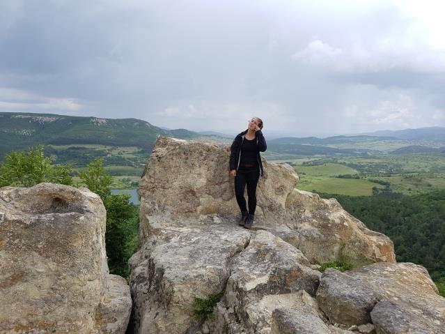 изцяло изсечен в скалите. Той е и една от най-популярните туристически дестинации в България. Каменните гъби.