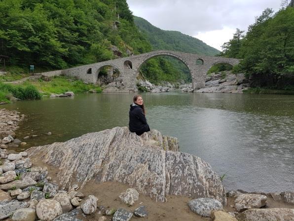 Културен комплекс "Орлови скали" е найзначимият мегалитен паметник с ниши, запазени в Родопите и на Балканите. Eдинствената естествена брезова гора в Родопите. Районът се нарича Белите брези.