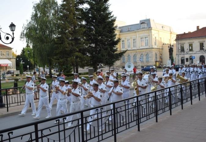 Последва празнично шествие до брега на река Дунав, където се проведе военен ритуал по полагане на венци и цветя пред "Паметника на моряка".