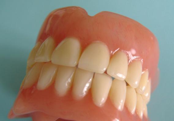 Горните фронтални зъби покриват долните с 0.5 mm до 1.
