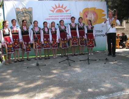 На националния фестивал "Орфеево изворче" - Ст. Загора децата спечелиха 3-то място за фолклорна група, 3- то място за дует и 3-то място за индивидуално изпълнение.
