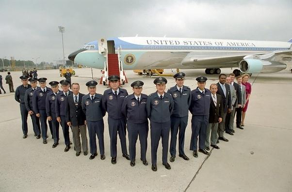 На борда на всеки Air Force One се намират около 70 човека персонал, като в това число не влизат президента
