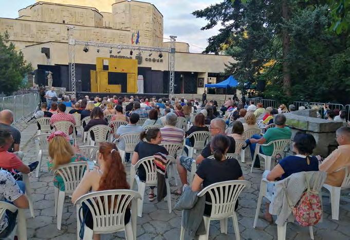 40 Фестивалите на София Според определението на Европейската асоциация на фестивалите фестивалът е предимно празнично събитие, обединена програма от художествени изпълнения, която надхвърля