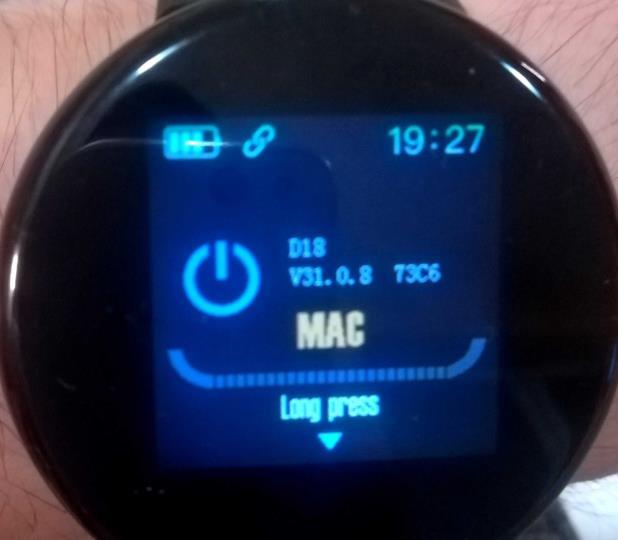 ОСНОВНИ ФУНКЦИИ ВКЛЮЧВАНЕ: За да включите smartwatch, натиснете долната част на екрана на часовника и го задръжте поне три секунди. Часовникът ще вибрира два пъти и след това ще светне.