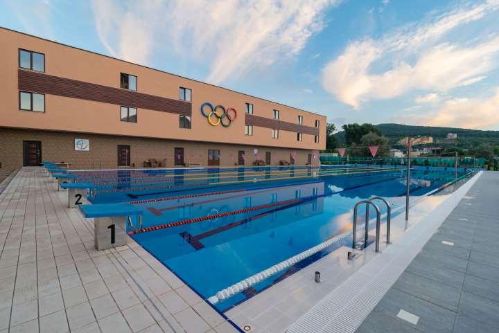 Терма Камп и Пул Олимпийски Басейн Олимпийският ни басейн с 8 ленти е мястото за летни тренировъчни лагери както за професионални, олимпийски, така и за