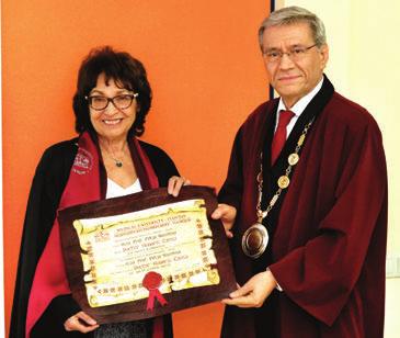 д-р Костянев връчи атрибутите на почетното звание доктор хонорис кауза, като отбелязана, че акад. Василева е 26-ия носител на това най-високо почетно звание в историята на Университета.